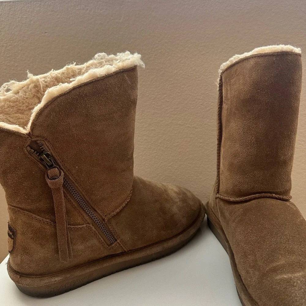 Bearpaw Tressa lined winter boots in brown cow suede with a zip closure.